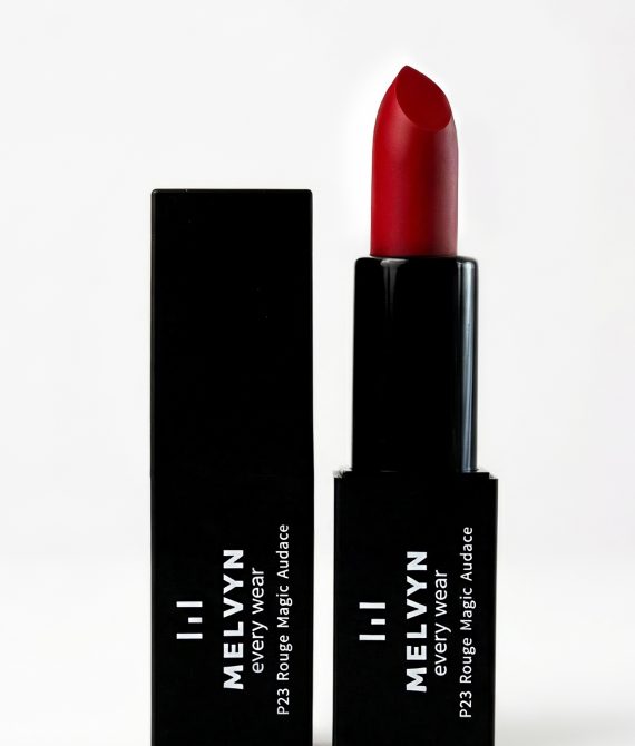 LE ROUGE A LÈVRES P23 ROUGE MAGIC AUDACE. Un rouge d’une couleur riche et intense avec un fini velours, une longue tenue, ce rouge à lèvres vous donnera une audace puissante et “Magic” !