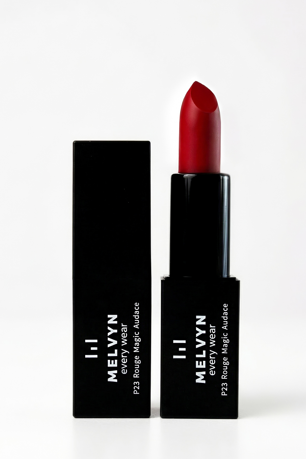 LE ROUGE A LÈVRES P23 ROUGE MAGIC AUDACE. Un rouge d'une couleur riche et intense avec un fini velours, une longue tenue, ce rouge à lèvres vous donnera une audace puissante et "Magic" !